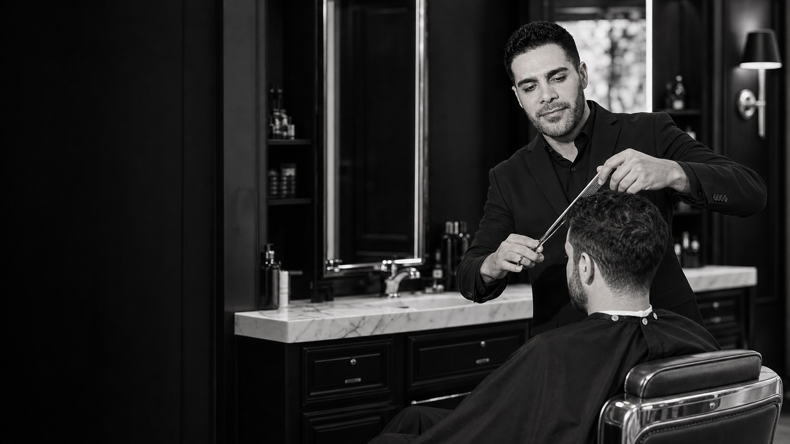 Ali coupant les cheveux d’un client dans le salon