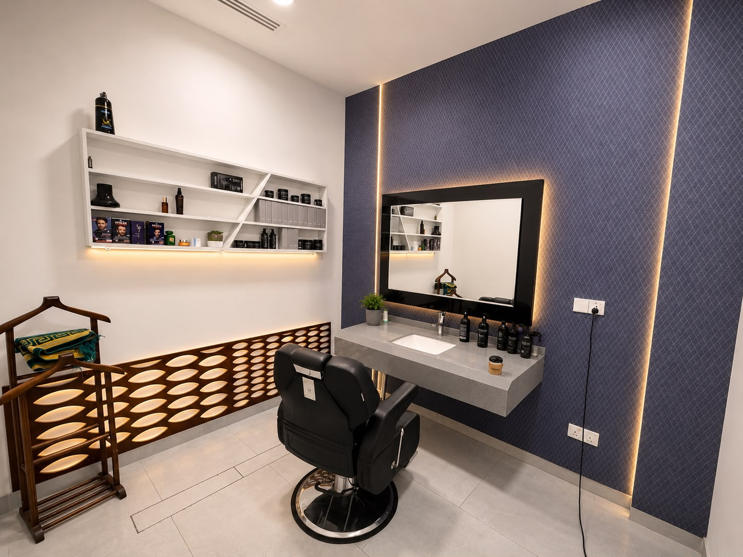 Le poste de coiffure privé d’Ali Barber avec miroir lumineux