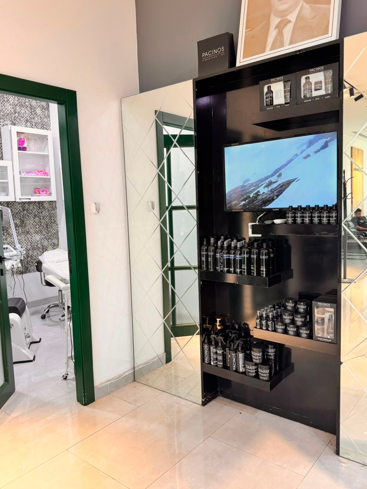 Produits de soin professionnels exposés chez Ali Barber